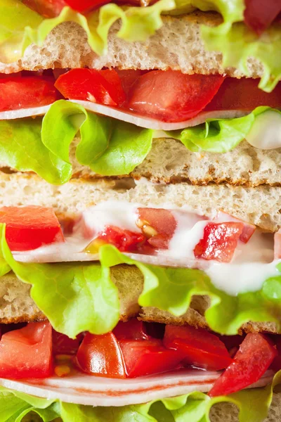 Sandwich with ham tomato and lettuce background — Stock Photo, Image
