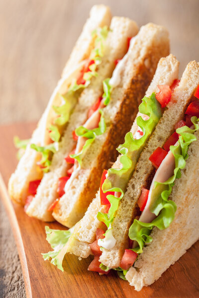 сэндвич с помидорами и салатом
