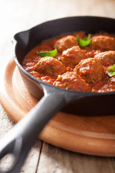 Frikadellen mit Tomatensauce in schwarzer Pfanne — Stockfoto