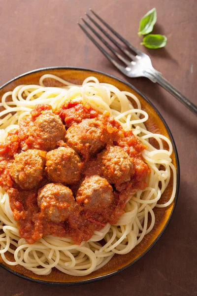 Espaguetis con albóndigas en salsa de tomate — Foto de Stock
