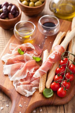 İtalyan prosciutto jambonu grisini ekmek domates zeytinyağı yapışıyor 
