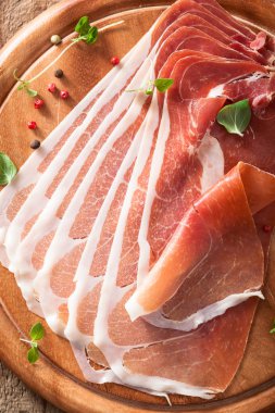 Prosciutto jambonu kekik ve biber ile doğrama tahtası üzerine dilimlenmiş 
