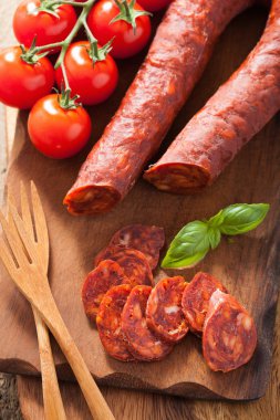 İspanyol chorizo sosis kıyma kurulu üzerinde fesleğen ile