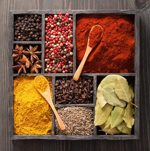 Spices in box pink and black pepper, paprika powder, curry, bay — Stock Photo, Image