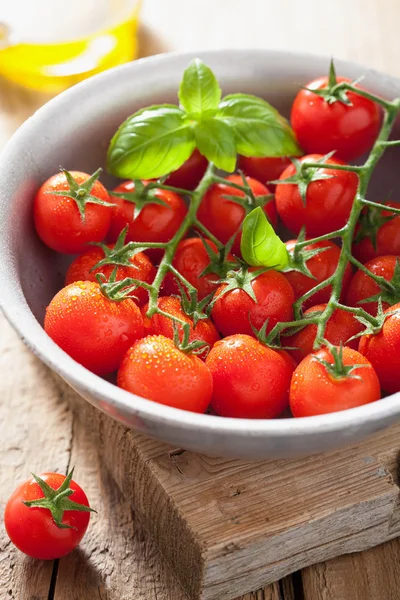 Kirazlı domates fesleğen ve ahşap zemin üzerinde zeytin yağı. — Stok fotoğraf
