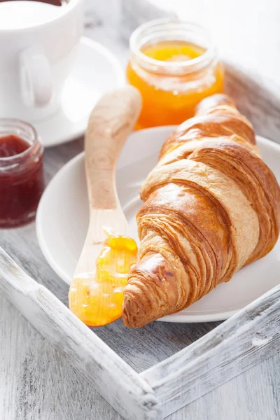 Ferske croissanter med syltetøy til frokost – stockfoto