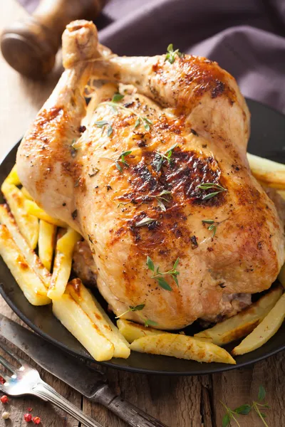 Pečené kuře s paprikou tymiánovým bramborem — Stock fotografie