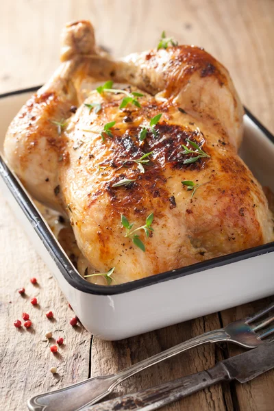 Pollo asado entero con pimienta y tomillo —  Fotos de Stock