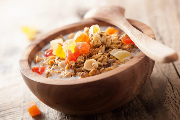 Granola saludable con frutas secas para el desayuno —  Fotos de Stock