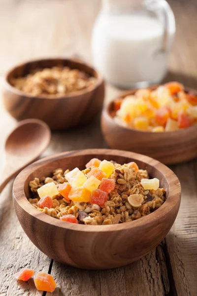 Gesundes Müsli mit getrockneten Früchten zum Frühstück — Stockfoto