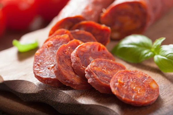 İspanyol chorizo sosis kıyma kurulu üzerinde fesleğen ile