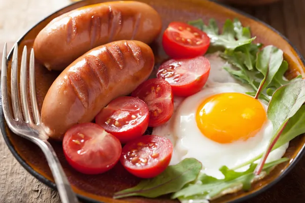 Fried egg sausages tomatoes for healthy breakfast — Stock Photo, Image