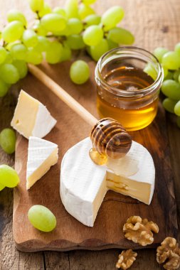 üzüm, bal ve fındık ahşap adam Camembert peyniri