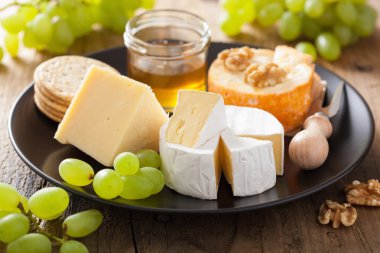 Peynir tabağı peyniri, kaşar peyniri, üzüm ve ballı