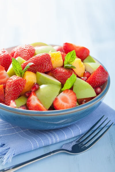 Fresh fruit salad with strawberry, apple, nectarine, pomegranate — Stock Photo, Image