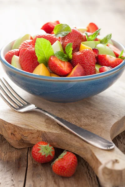 Ensalada de frutas frescas con fresa, manzana, nectarina, granada —  Fotos de Stock