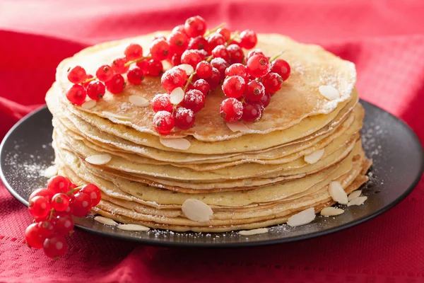 Stack of pancakes with redcurrant and powder sugar — Stock Photo, Image