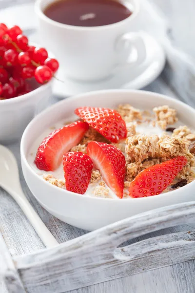 Gesundes Frühstück mit Müsli und Erdbeere — Stockfoto