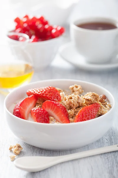 Zdrowe śniadanie granola i truskawki — Zdjęcie stockowe