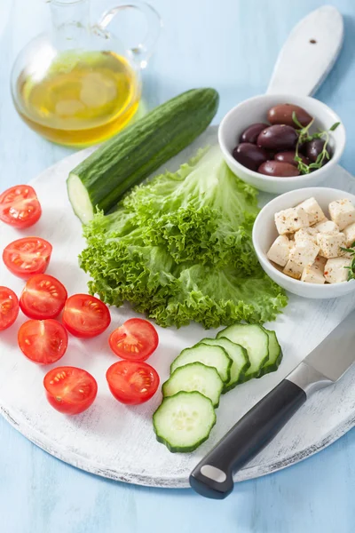 Bahan untuk salad dengan tomat mentimun zaitun dan feta che — Stok Foto