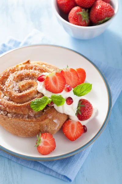 朝食のためのいちごとクリームの甘いシナモン ロール — ストック写真