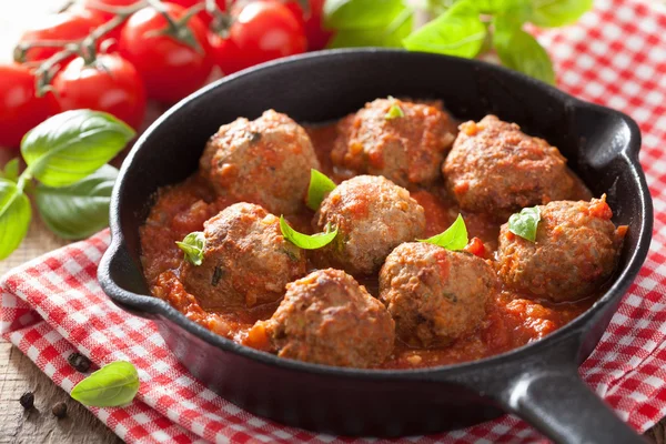 Albóndigas con salsa de tomate en sartén negra — Foto de Stock