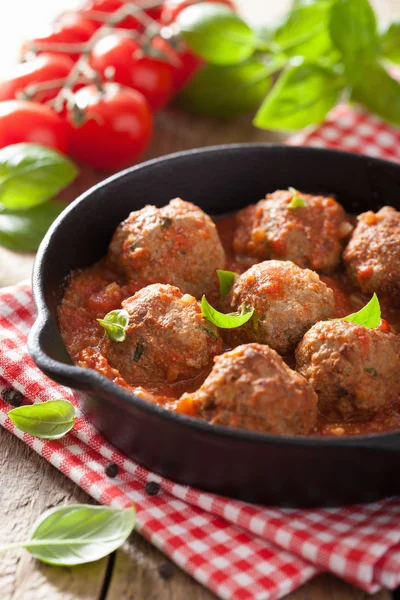 Albóndigas con salsa de tomate en sartén negra — Foto de Stock