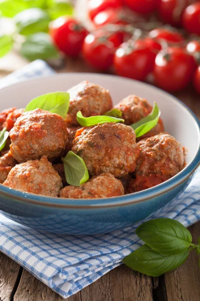 Meatballs with tomato sauce in black pan — Stock Photo, Image