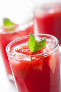 nane ile çilek suyu. yaz içeceği