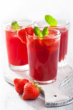 nane ile çilek suyu. yaz içeceği