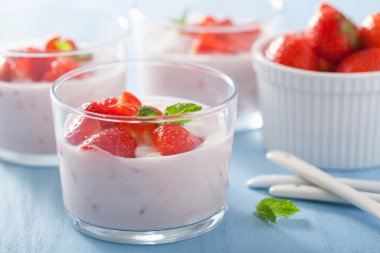 desayuno saludable con yogur y fresas