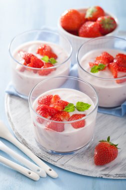 desayuno saludable con yogur y fresas