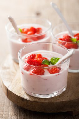 desayuno saludable con yogur y fresas