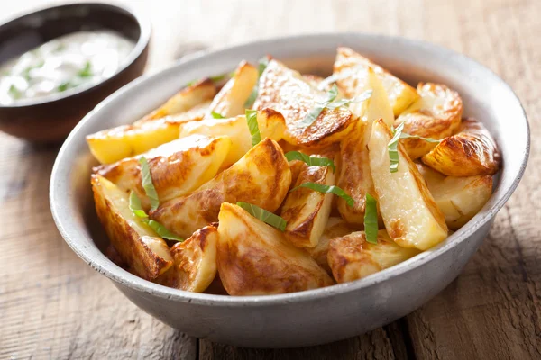 Baked potato wedges with yogurt dip — Stock Photo, Image