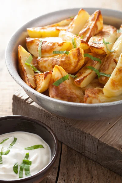 Baked potato wedges with yogurt dip — Stock Photo, Image