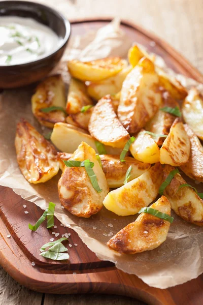 Gebackene Kartoffelkeile mit Joghurtdip — Stockfoto