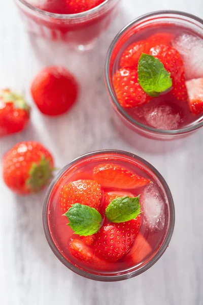 Jus de fraise avec boisson d'été à la menthe — Photo