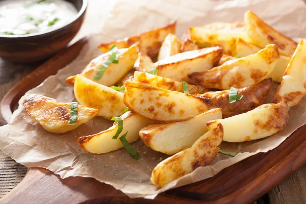 Gebackene Kartoffelkeile mit Joghurtdip — Stockfoto