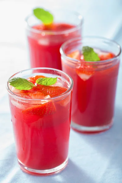 Erdbeersaft mit Minze. Sommergetränk — Stockfoto