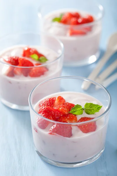 Petit déjeuner sain avec yaourt et fraise — Photo