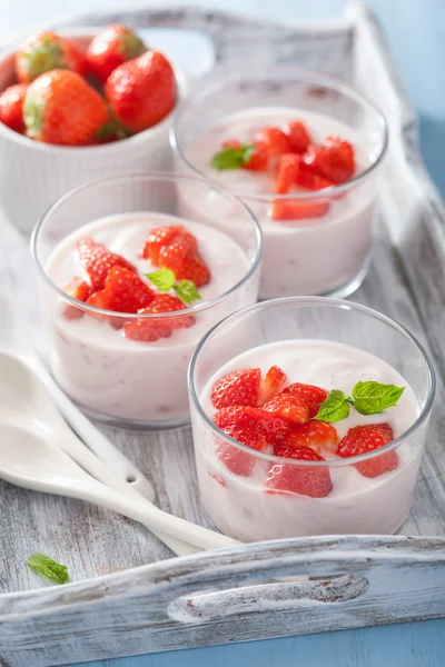 Petit-déjeuner sain avec yogourt et fraises — 图库照片