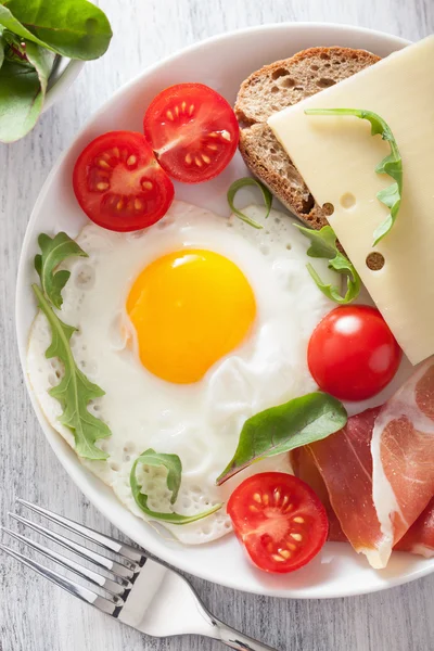 Fried egg ham tomatoes for healthy breakfast — Stock Photo, Image