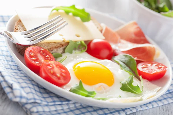 Fried egg ham tomatoes for healthy breakfast — Stock Photo, Image