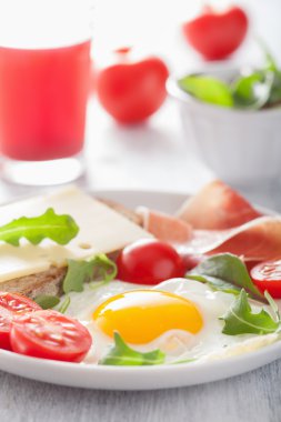 sağlıklı bir kahvaltı için kızarmış yumurta ham domates 