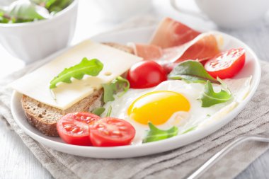 sağlıklı bir kahvaltı için kızarmış yumurta ham domates