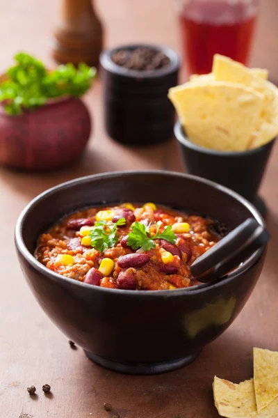 Mexikanska chili con carne i svart plåt med ingredienser — Stockfoto