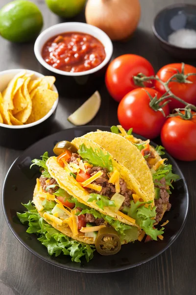 Mexican taco shells with beef and vegetables — Stock Photo, Image