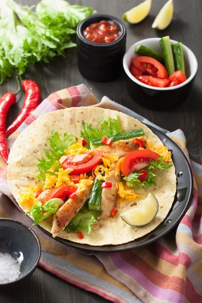 Tortilla mexicana con pechuga de pollo y verduras — Foto de Stock