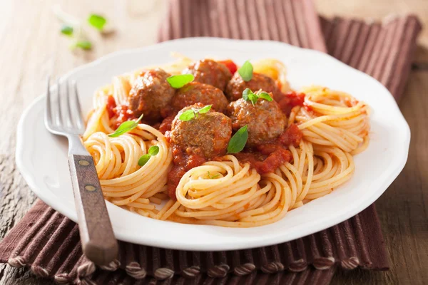 Spaghetti met gehaktballetjes in tomatensaus — Stockfoto