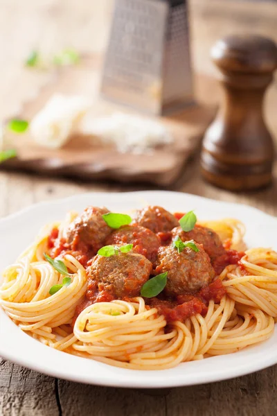 Spaghetti mit Frikadellen in Tomatensauce — Stockfoto